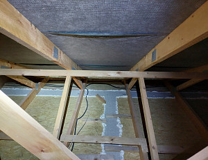 Zateplení stropu novostavby rodinného domu pomocí foukané izolace